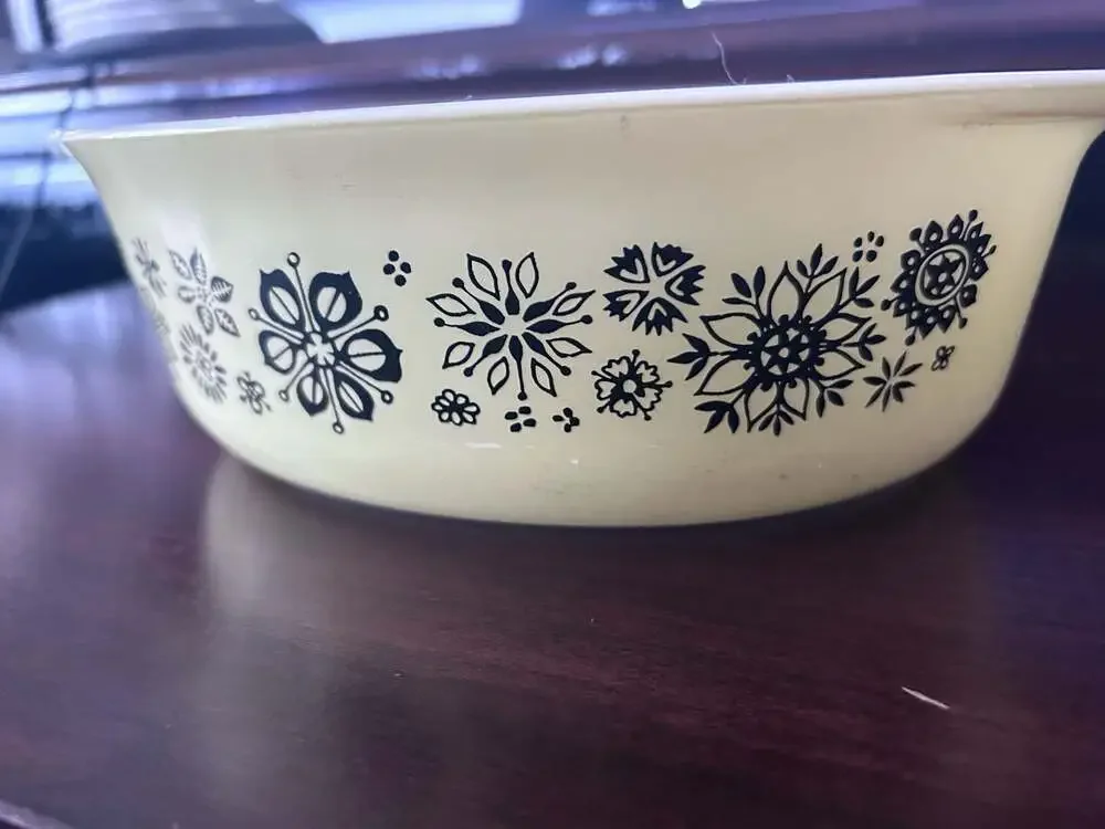 Vintage Pyrex Pressed Flowers Oval Casserole Dish, 1.5 Quart 043